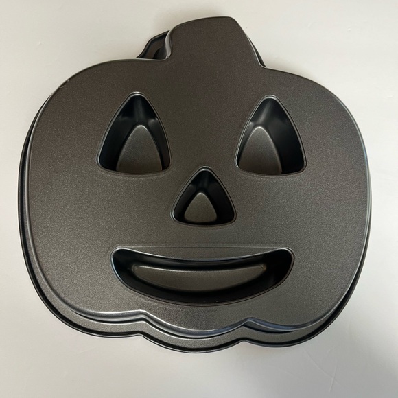 Wilton Pumpkin jack’o lantern baking cake pan - Picture 5 of 5